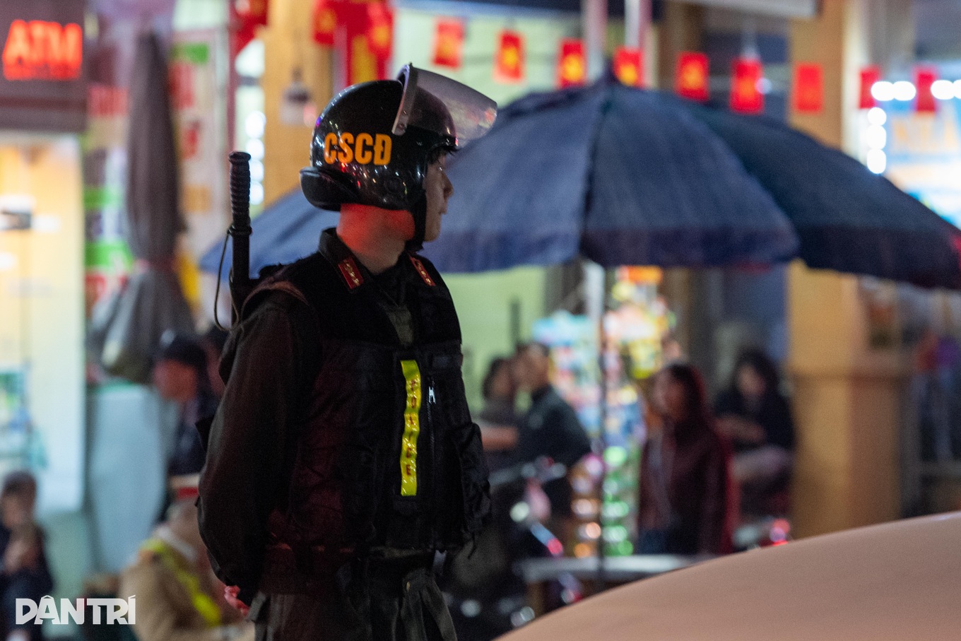 Công an phong tỏa quanh khu vực trụ sở cũ của Đội Quản lý thị trường số 4, Lạng Sơn tối 29/11 (Ảnh: Nguyễn Hải).